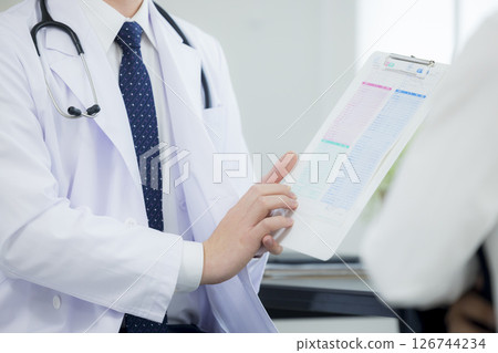 醫生檢查病人 126744234