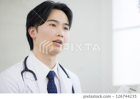 醫生檢查病人 醫生檢查病人 126744235