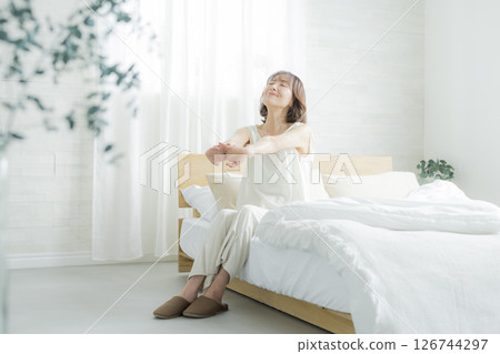 老年婦女在臥室醒來 126744297