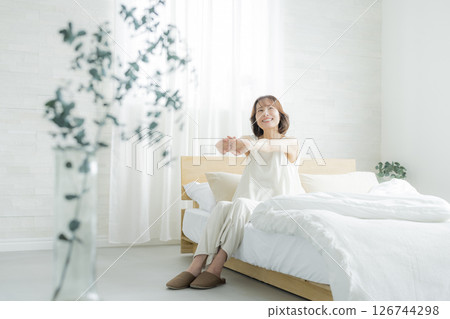 老年婦女在臥室醒來 126744298