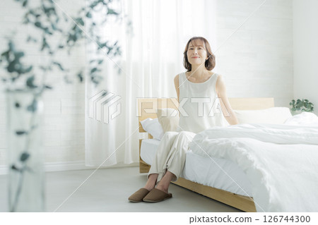老年婦女在臥室醒來 126744300