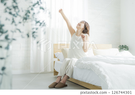 老年婦女在臥室醒來 126744301