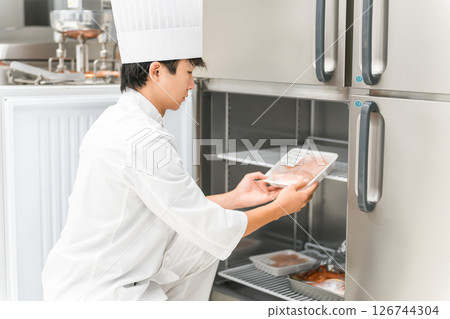 一位身穿廚師服的男廚師從冰箱取出食材 126744304