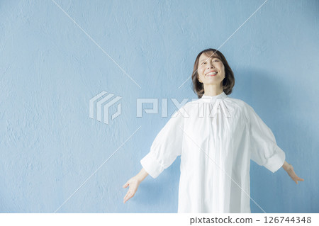 一位微笑的資深婦女 一位微笑的資深婦女 126744348