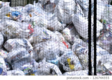 五月,日本橫濱城市景觀。塑膠容器和包裝的收集日。城市垃圾場堆積如山的垃圾 五月,日本橫濱城市景觀。塑膠容器和包裝的收集日。城市垃圾場堆積如山的垃圾 126744355