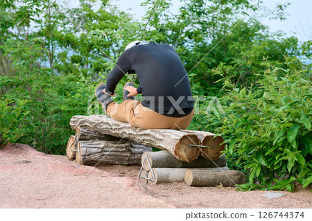 爬山休息時做伸展運動的男子 爬山休息時做伸展運動的男子 126744374