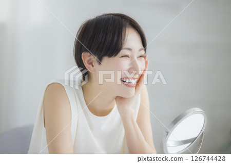 女人照鏡子 126744428