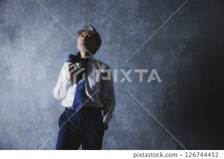 穿著西裝的男人 126744452