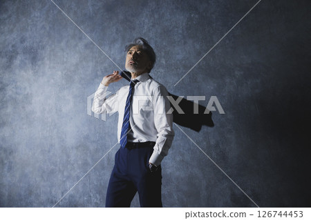 穿著西裝的男人 126744453