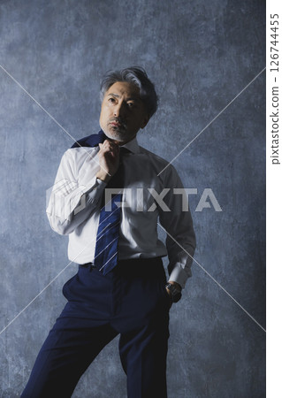 穿著西裝的男人 126744455