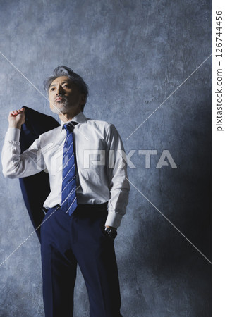 穿著西裝的男人 126744456