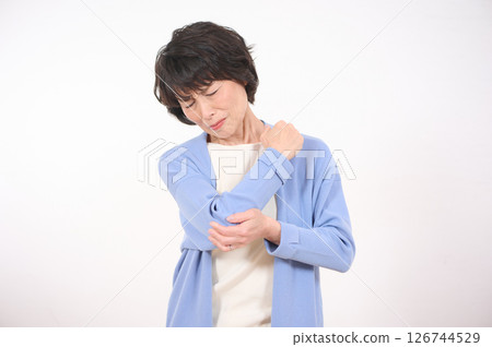 患有肩痛的老年婦女 126744529