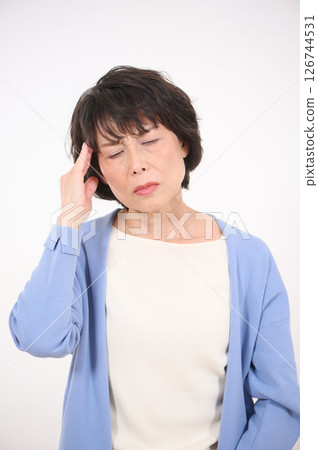 患有頭痛的高級婦女 126744531