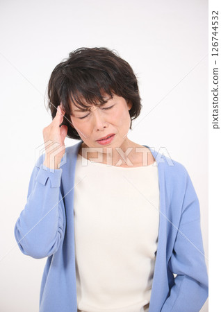 患有頭痛的高級婦女 患有頭痛的高級婦女 126744532