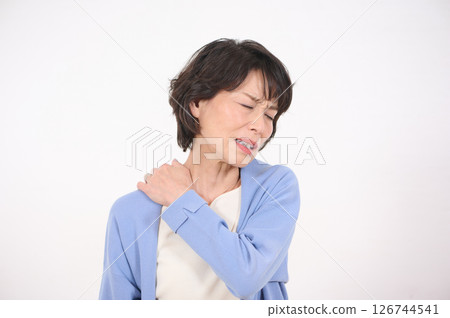 患有肩痛的老年婦女 患有肩痛的老年婦女 126744541