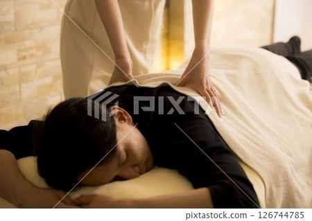 男士在美容院接受按摩 126744785