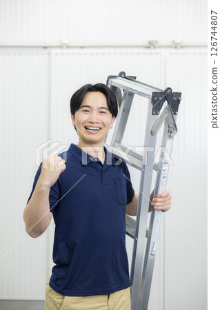 一名年輕男子拿著梯子擺姿勢 126744807