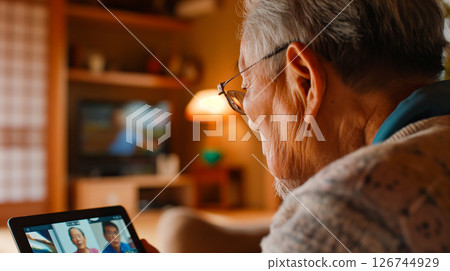 老年人在平板電腦上享受視訊通話，老一輩上網 126744929