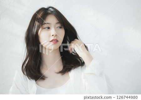 年輕女子在客廳放鬆 126744980