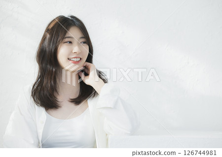 年輕女子在客廳放鬆 126744981