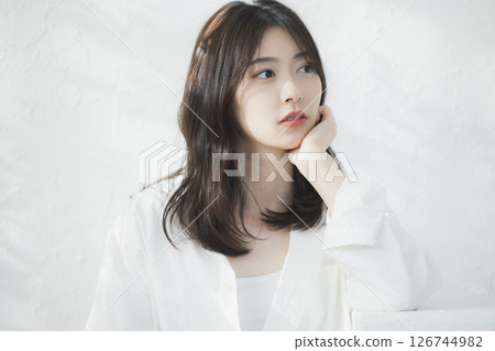 年輕女子在客廳放鬆 126744982