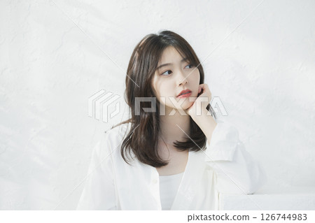 年輕女子在客廳放鬆 126744983