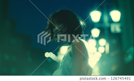 City night view and woman looking back 126745491
