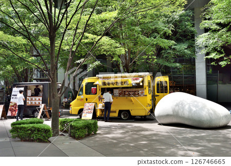 A food truck set up in the courtyard of the Tokyo International Forum, surrounded by fresh greenery 126746665