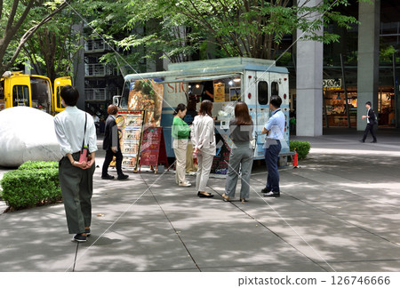 A food truck set up in the courtyard of the Tokyo International Forum, surrounded by fresh greenery 126746666