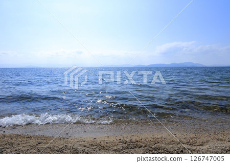 Beautiful beach shining in the sunlight_Lake Biwa Beautiful beach shining in the sunlight_Lake Biwa 126747005