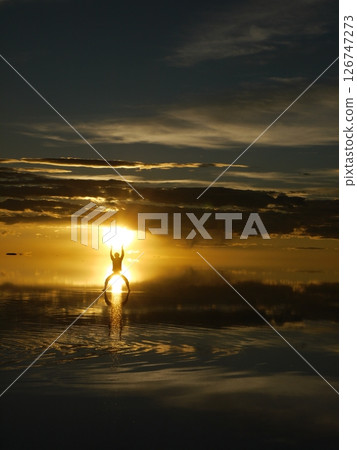 讚美天空之鏡中倒映的夕陽 126747273