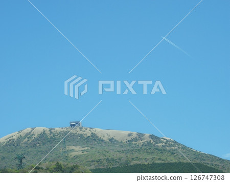 箱根駒岳：晴朗天空中飄浮的凝結尾跡 126747308