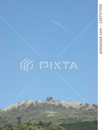 箱根駒岳：晴朗天空中飄浮的凝結尾跡 126747309