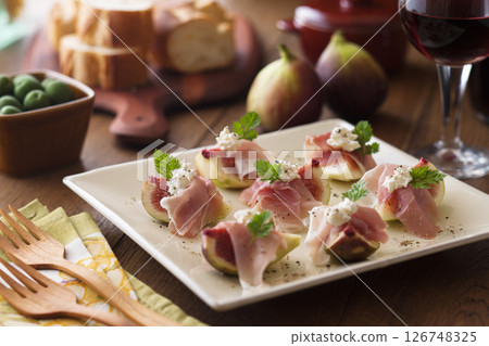 Fig and prosciutto hors d'oeuvre 126748325