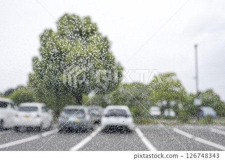 下雨天 車窗 停車場 雨季 初夏 天氣 五月 六月 126748343