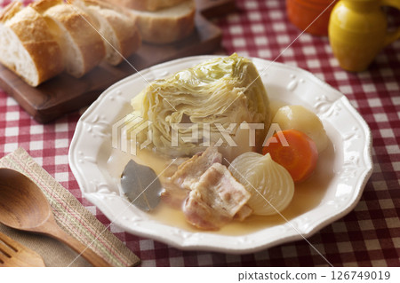 Whole Cabbage Pot-au-feu Whole Cabbage Pot-au-feu 126749019