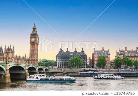 London: River Thames and the Palace of Westminster at dusk 126749780