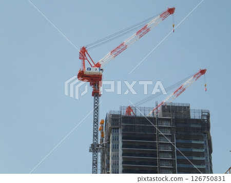 高層公寓大樓施工塔吊 126750831