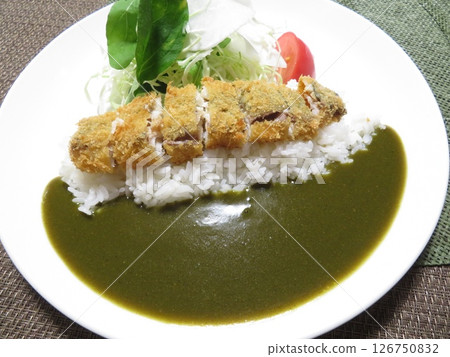 One-dish dinner: Spinach curry rice topped with fried horse mackerel and served with turnip salad 126750832
