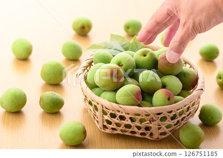 Still life of fresh green plums and a bamboo basket | Early summer Japanese ingredients 126751185