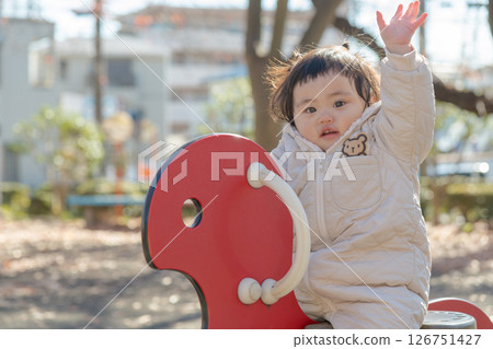 [一歲兒童在冬季公園的遊樂場玩耍] 126751427