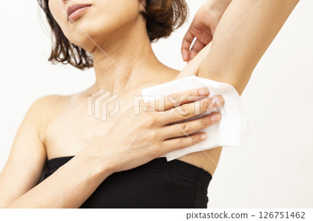 使用汗水擦拭板的女人 126751462