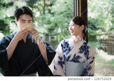 A couple drinking tea on the veranda - Matcha experience 126752029