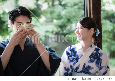 一對夫婦在陽台上喝茶－抹茶體驗 126752032