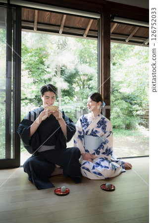 一對夫婦在陽台上喝茶－抹茶體驗 126752033