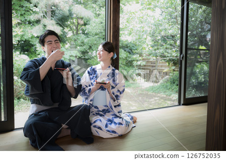一對夫婦在陽台上吃日式甜點 126752035