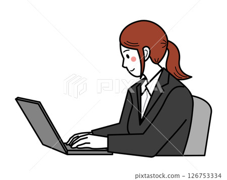 從側面看，一名女子正在操作電腦。第 2 部分 126753334