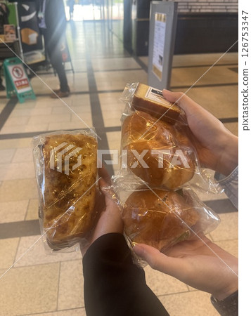 Bread I bought with my friend 126753347