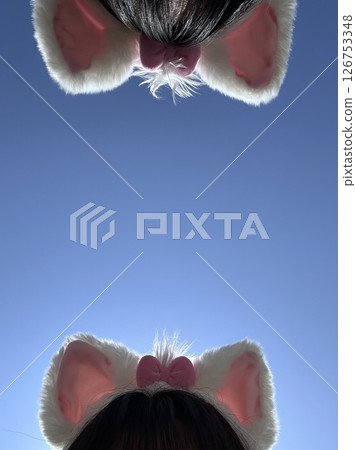 藍天背景的女孩洋娃娃 126753348