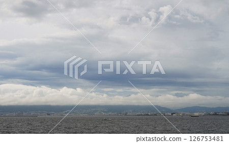 陰天的大阪灣和六甲山 陰天的大阪灣和六甲山 126753481